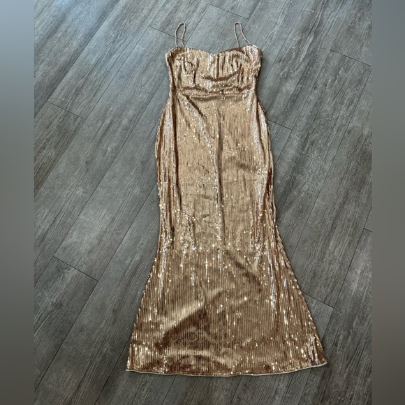 🌸BOUTIQUE golden sequin styling dress ✨ - Picture 4 of 11